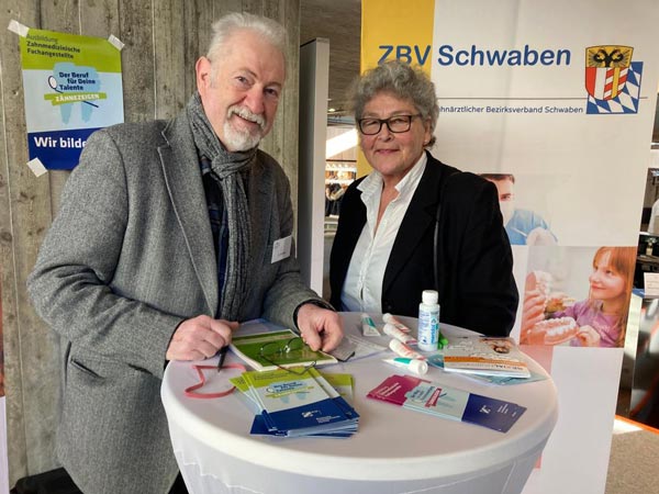 Dr. Axel Kern, Vorstandsmitglied des ZBV Schwaben, und Dr. Barbara Mattner, BLZK-Vizepräsidentin und Vorstandsmitglied des ZBV Schwaben, gemeinsam am Messestand.</br>Quelle: BLZK