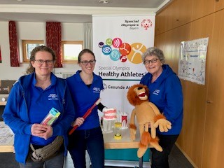 Das Gesunde Athleten-Team vor Ort: Michi Schmelzer (Leitung Gesunde Athleten bei Special Olympics), Dr. Katharina Dreser (Landeskoordinatorin Gesunde Lebensweise) und Dr. Barbara Mattner (Landeskoordinatorin Gesund im Mund) (v.l.n.r.) Bildrechte: Dr. Mattner/Special Olympics