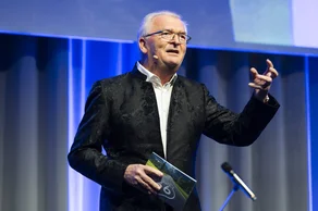 Prof. Dr. Johannes Einwag, Referent Fortbildung der BLZK und Wissenschaftlicher Leiter Bayerischer Zahnärztetag, moderierte den Festakt.
